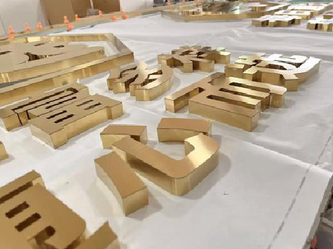 维西拉丝不锈钢字的特点。