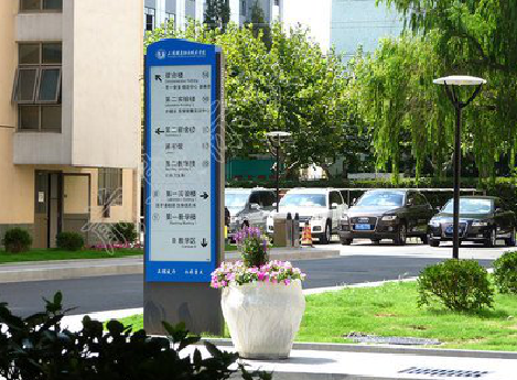 维西哪些因素影响宣传栏的制作？